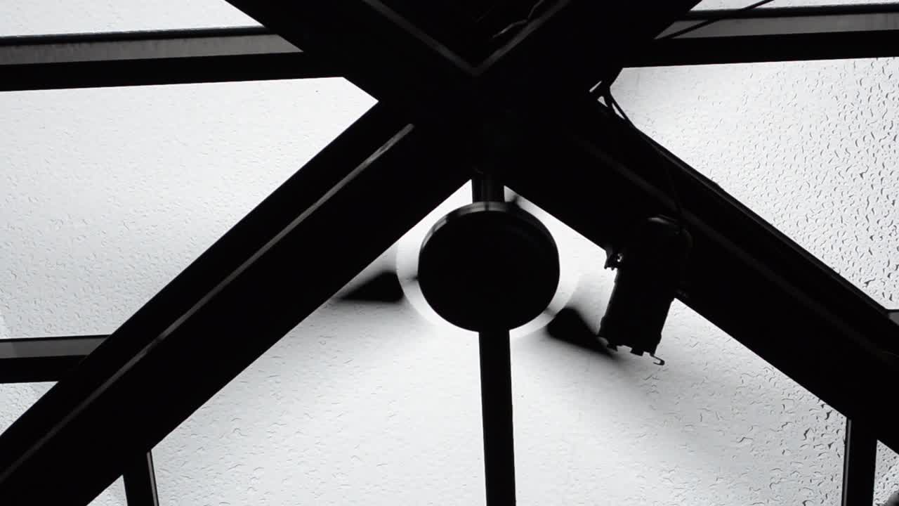 Movimento rapido delle pale del ventilatore. Motivi neri, contro la pioggia