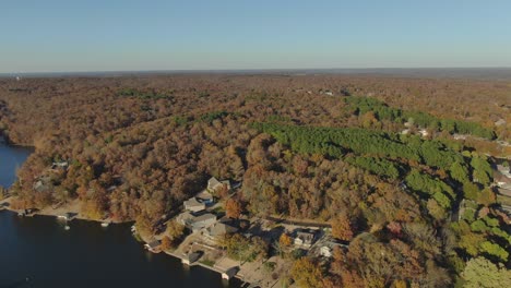 vista aérea a gran altitud de la comunidad del hogar del lago