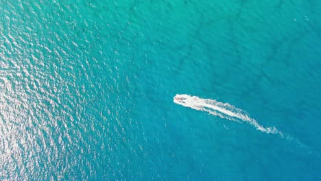 4K-Drohne-Aus-Der-Luft,-Ultraweites-Top-Down-Video-Von-Einem-Luxus-Schnellboot,-Das-Mit-Hoher-Geschwindigkeit-Im-Mittelmeer-Fährt