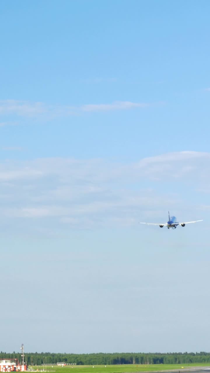 비행기 가 하늘 으로 이륙 하고 있다