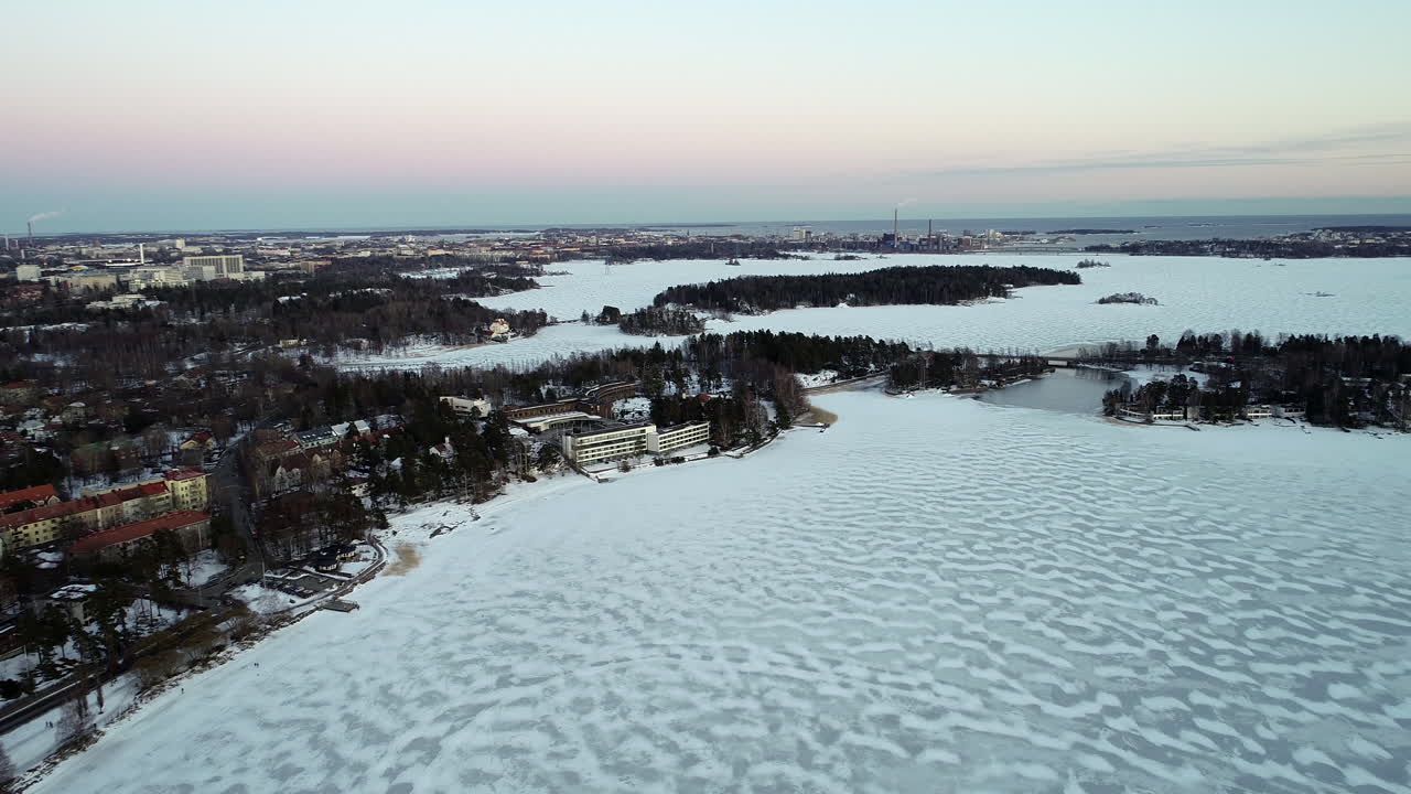 drone volando sobre helsinki en el invierno