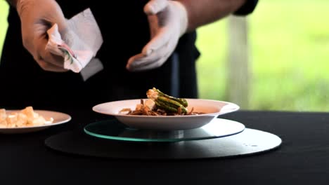 Hands-cleaning-a-bowl-with-soup