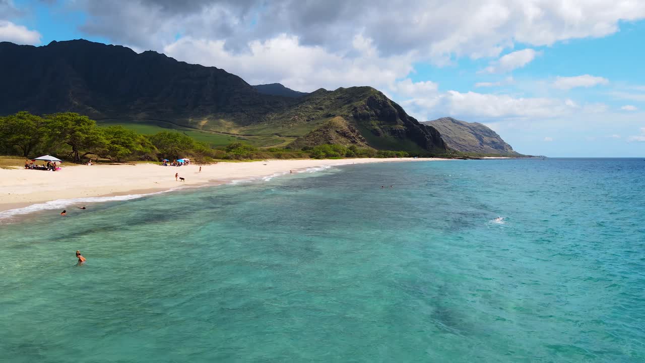 Folk svømmer i Stillehavet og ved kysten ved Kailua Beach Park på Oahu, Hawaii, USA i 4K UHD