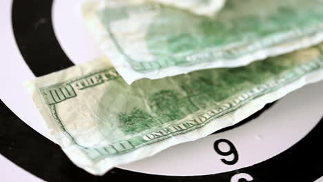 muchos billetes de dólar girando en un objetivo