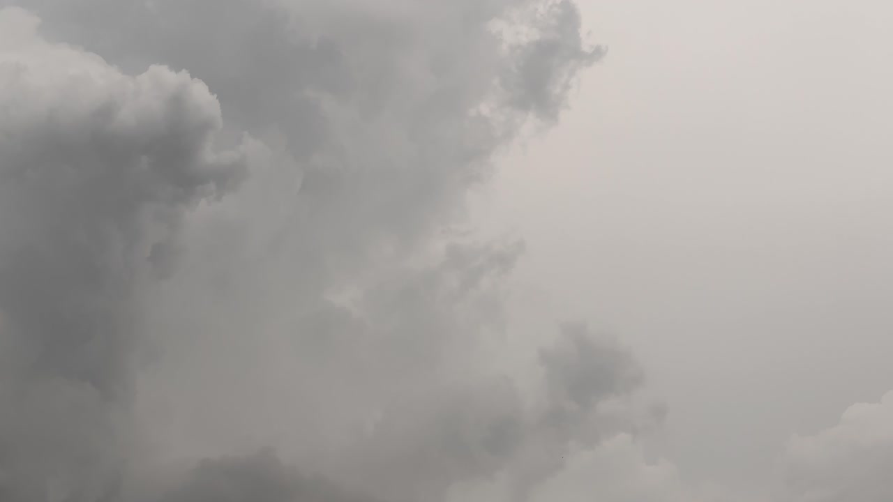 천천히 움직이는 구름과 함께 어두운 폭풍우 하늘의 타임 스