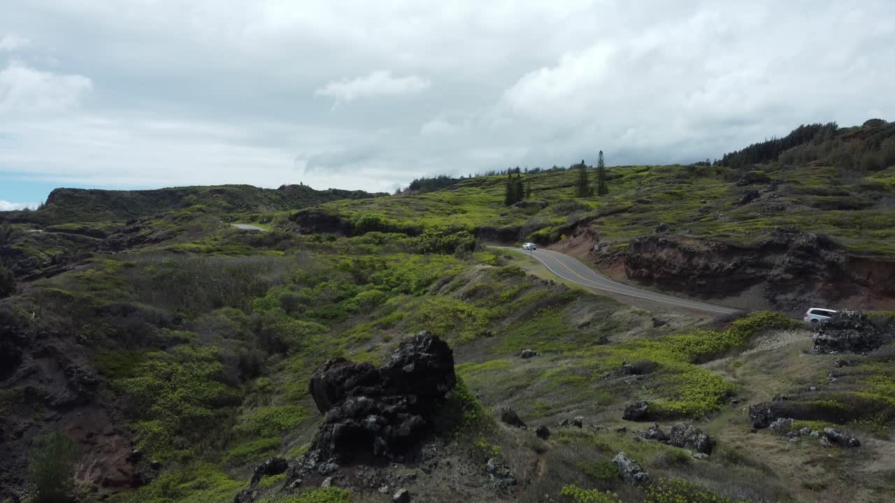 드론에서 찍은 상승하는 은 하와이 서부 마우이의 눈에 띄는 풍경을 위에서 포착하여 해안선의 광활한 전망, 산과 울창한 지형을 강조합니다.