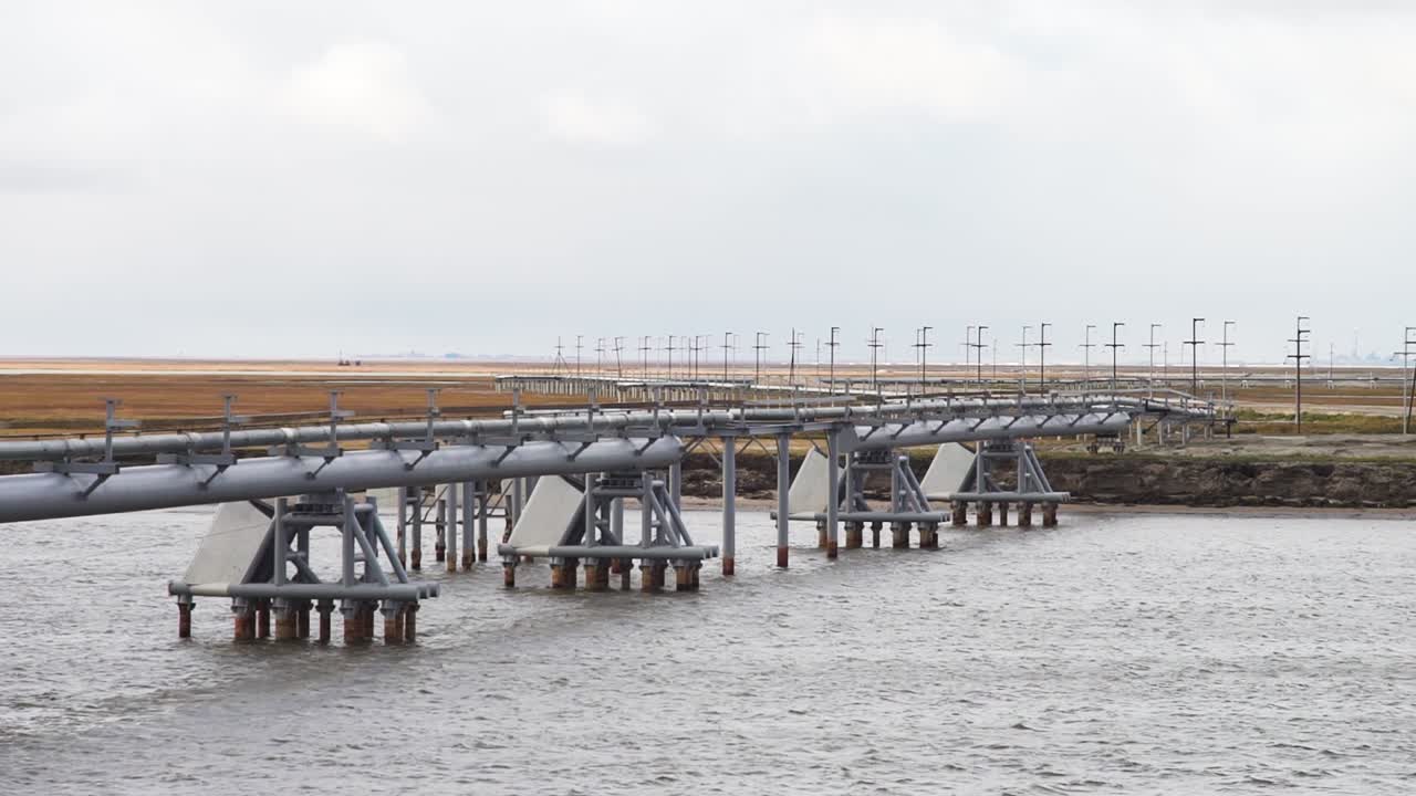 puente de oleoducto sobre el agua
