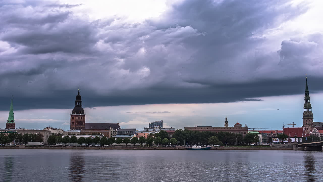 timelapse de la ciudad de letonia, riga