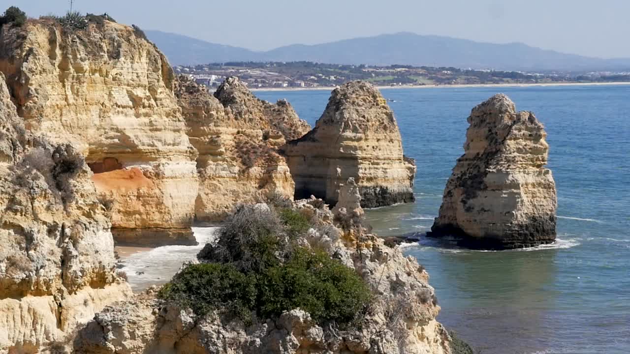 cámara lenta captura de acantilado rocoso en la playa de lagos promontorio praia do pinhão algarve portugal europa 1920x1080 hd