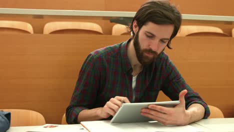 estudiante usando su tableta pc