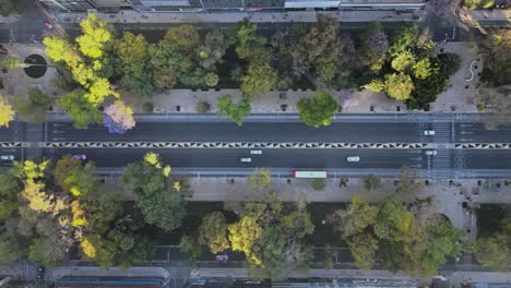 vista aérea de pájaros vista de arriba hacia abajo del tráfico en una calle ancha de la ciudad