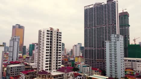 Vista-Del-Pedestal-Ascendente-Desde-Un-Dron,-Con-Vistas-A-Los-Edificios-En-Phnom-Penh,-Camboya.