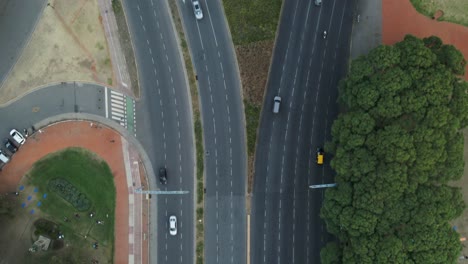 Monumento-De-Los-Buenos-Aires-Españoles-Punto-De-Referencia-Vista-De-Drones-Ojo-De-Pájaro-Sobre-El-Tráfico-Del-Paisaje-Urbano