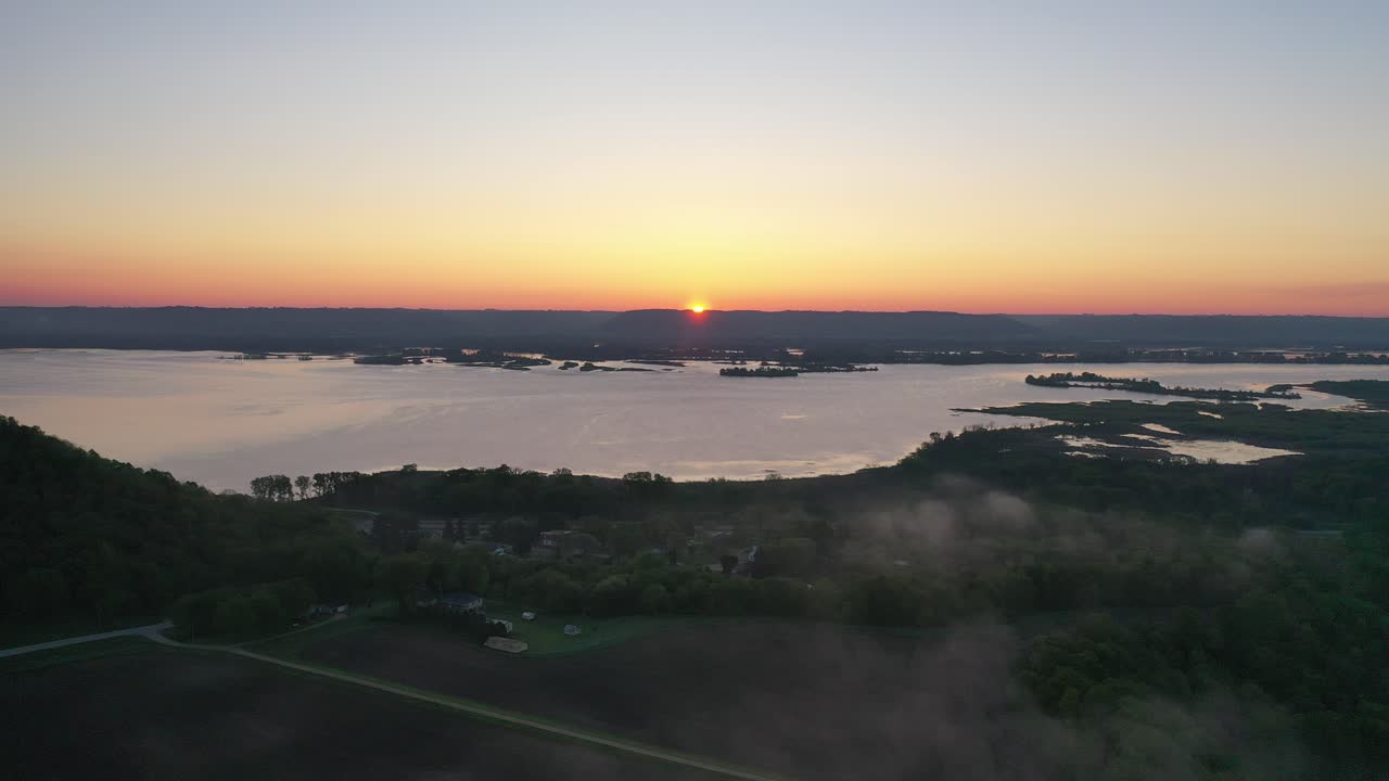 강 계곡 위 의 해가 뜨는 것