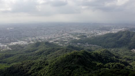 Antena:-Ciudad-De-Guangzhou-En-La-Ladera-De-La-Montaña-China,-Vista-Desde-Baiyun-Shan