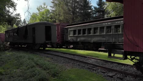 toma de drones de viejos trenes históricos en un pequeño pueblo en las montañas