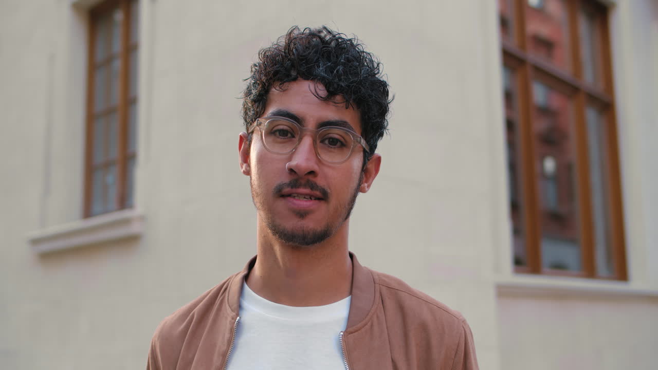 retrato de un hombre con gafas