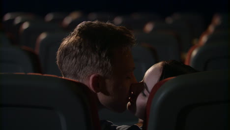 Los-Jóvenes-Se-Besan-Apasionadamente-En-Una-Sala-De-Cine-Vacía.-Amor-Pareja-Besándose