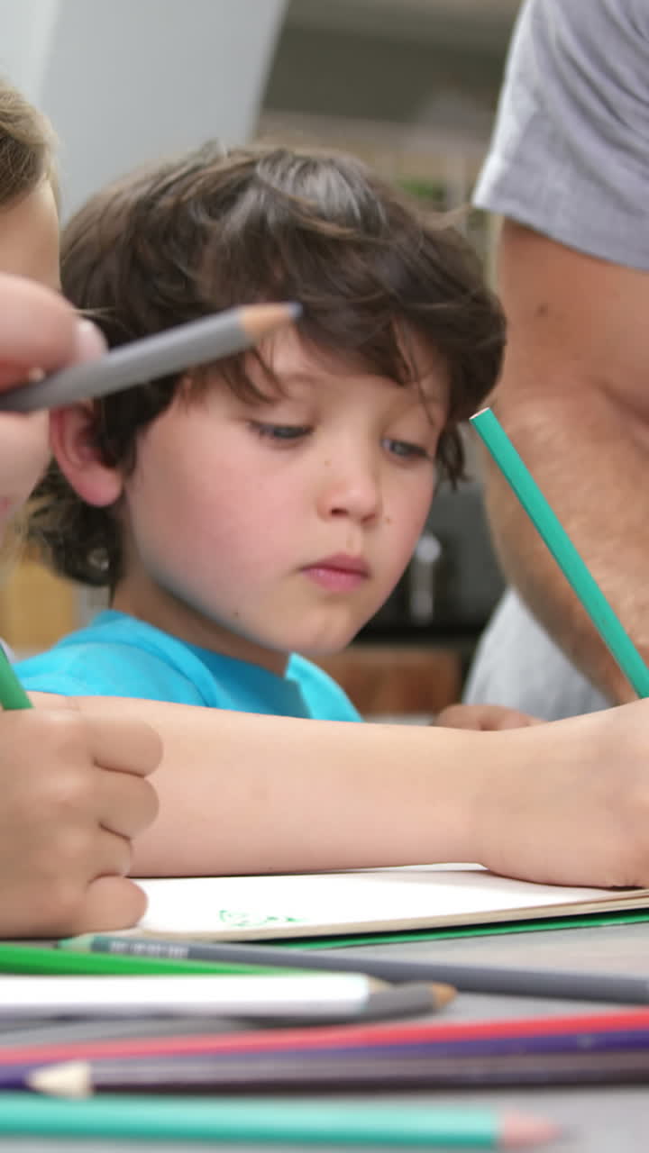 una familia de cuatro colores