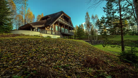 Zeitraffer,-Wunderschöne-Holzblockhütte-In-Ländlicher-Landschaft,-Waldhyperlapse