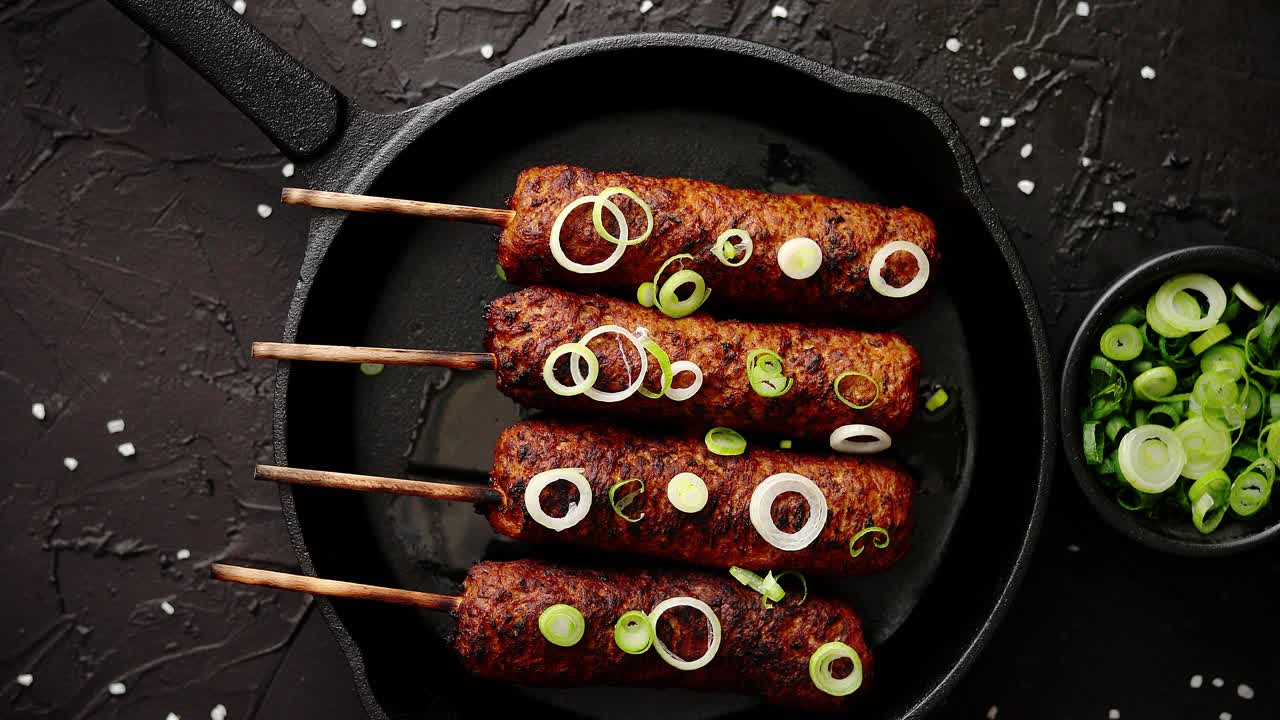 kebab de pavo asado decorado con cebolla fresca