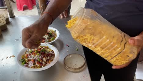 Comida-Callejera-India-Paquistaní-Samosa-Chaat-Chana-Chaat-Con-Samosa-Y-Chutney-Ensalada-De-Yogur-Cebolla-Salsa-Saludable