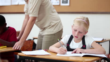 Lehrerin-Hilft-Ihrem-Schüler