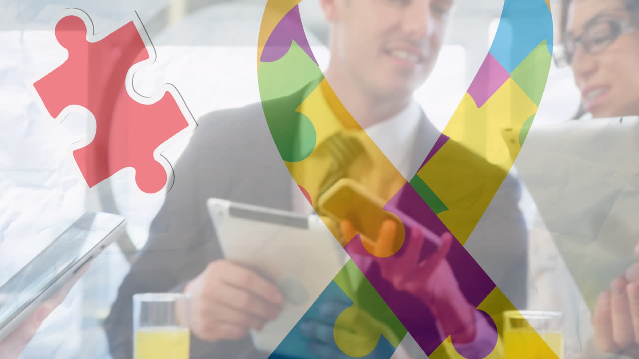 animación de piezas de rompecabezas cinta y texto de autismo sobre personas de negocios que usan dispositivos digitales