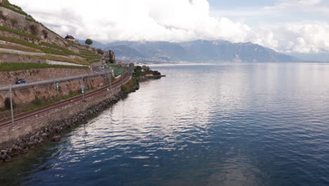 hermosa antena baja del lago con vías de tren y autopista cerca de la costa