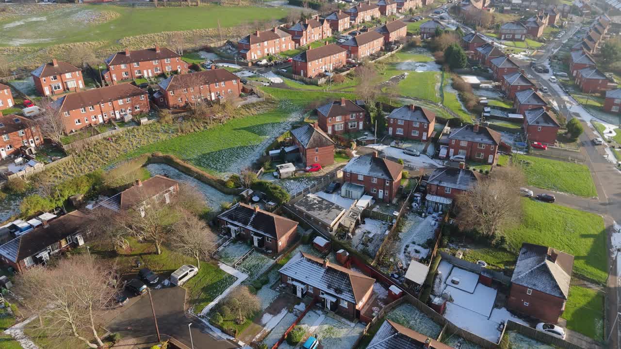la vista de invierno del ojo de drone captura el típico desarrollo de viviendas de propiedad del consejo urbano del reino unido de dewsbury moor estate con casas adosadas de ladrillo rojo y el industrial yorkshire