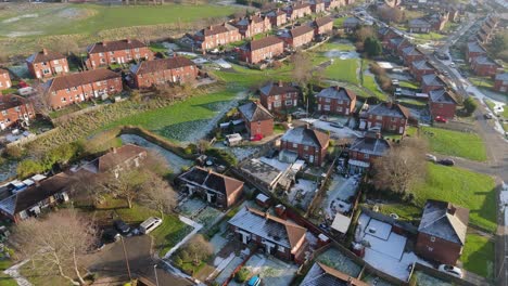 Die-Winteransicht-Aus-Der-Drohnenperspektive-Erfasst-Die-Typische-Britische-Städtische-Wohnsiedlung-Des-Dewsbury-Moore-Council-Estate-Mit-Reihenhäusern-Aus-Rotem-Backstein-Und-Dem-Industriellen-Yorkshire