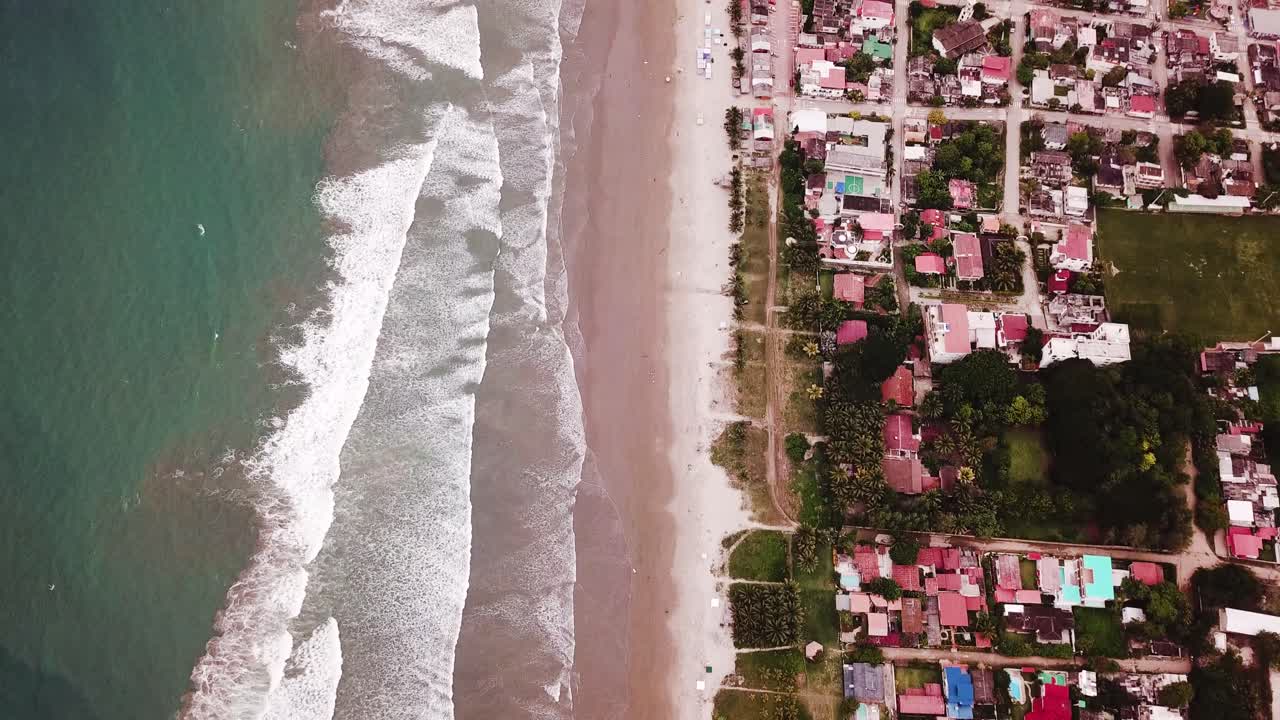 el impresionante paisaje de aguas tranquilas salpicando la costa en la playa de olon - fotografía aérea