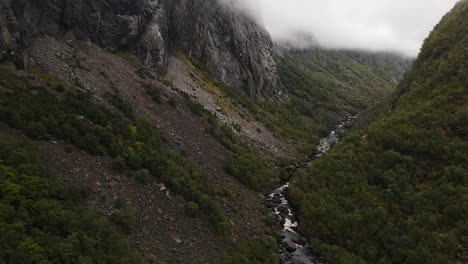 Volando-A-Través-Del-Valle-De-Måbødalen-En-El-Oeste-De-Noruega