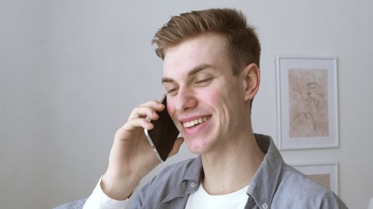 십대가 전화통화를 하고 있습니다.