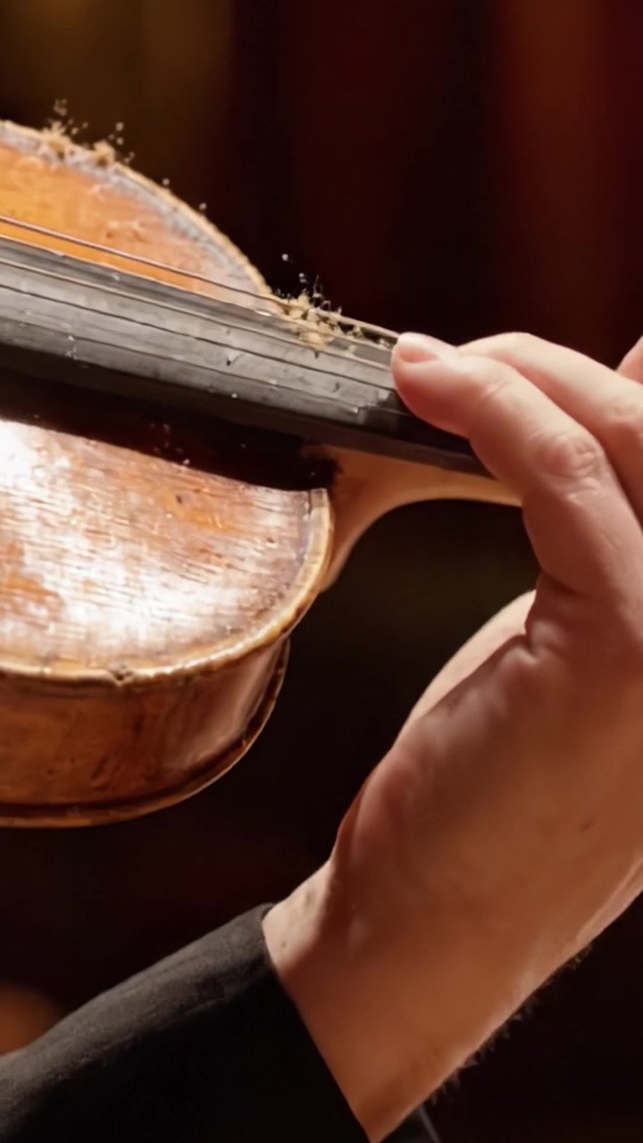 A Close-Up View of a Skilled Musician Playing a Classical Violin, Showcasing the Artistry Involved in String Performance and the Intricate Details of Craftsmanship