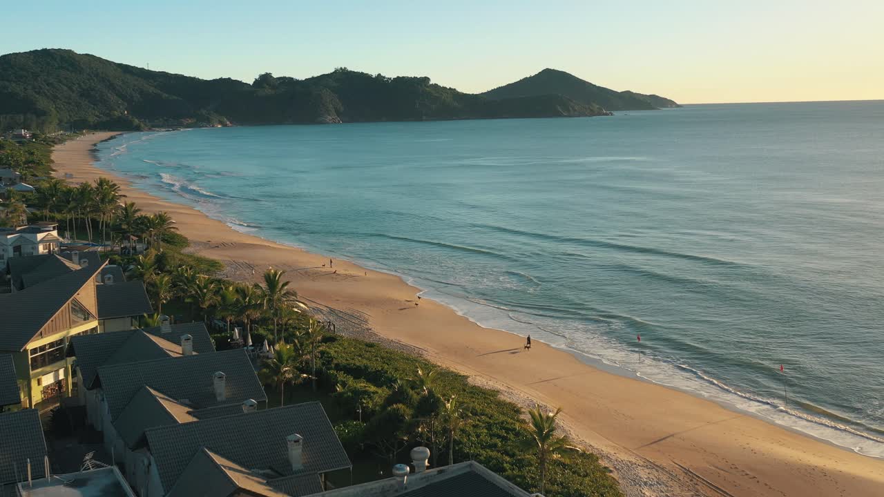 praia do paraíso nascer do sol com areia branca cor esmeralda água palmeiras e montanhas
