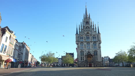 Ayuntamiento-De-Gouda-En-La-Plaza-Del-Mercado-En-Los-Países-Bajos---Toma-Panorámica