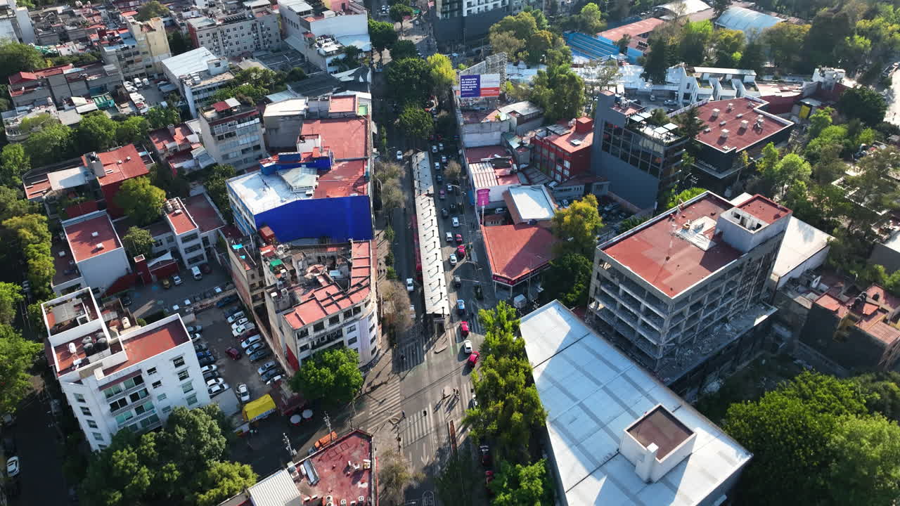 drone aéreo de la ciudad de méxico en la hora mágica, ojo de pájaro, inclina hacia el horizonte directamente en