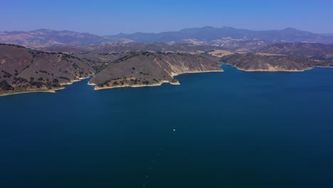 Volando-Sobre-El-Lago-Cachuma-Cerca-De-Santa-Barbara-Ca