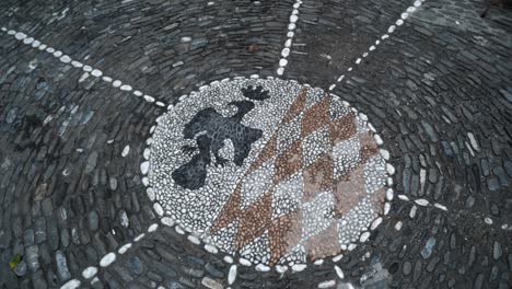 diseño de mosaico en una calle de adoquines