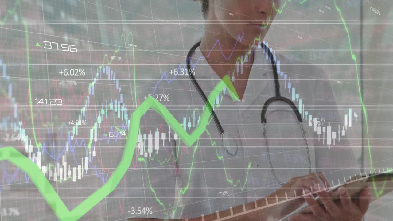 animación de gráficos y tablero de negociación sobre una doctora biracial que usa una tableta digital en el hospital.