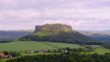 Timelapse-En-La-Fortaleza-De-Koenigstein,-La-Montaña-De-La-Mesa-De-Lilienstein,-El-Valle-Del-Elba.