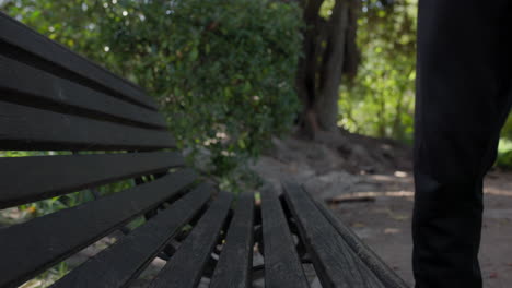 Un-Hombre-Sentado-En-Un-Banco-Del-Parque,-Primer-Plano-Medio