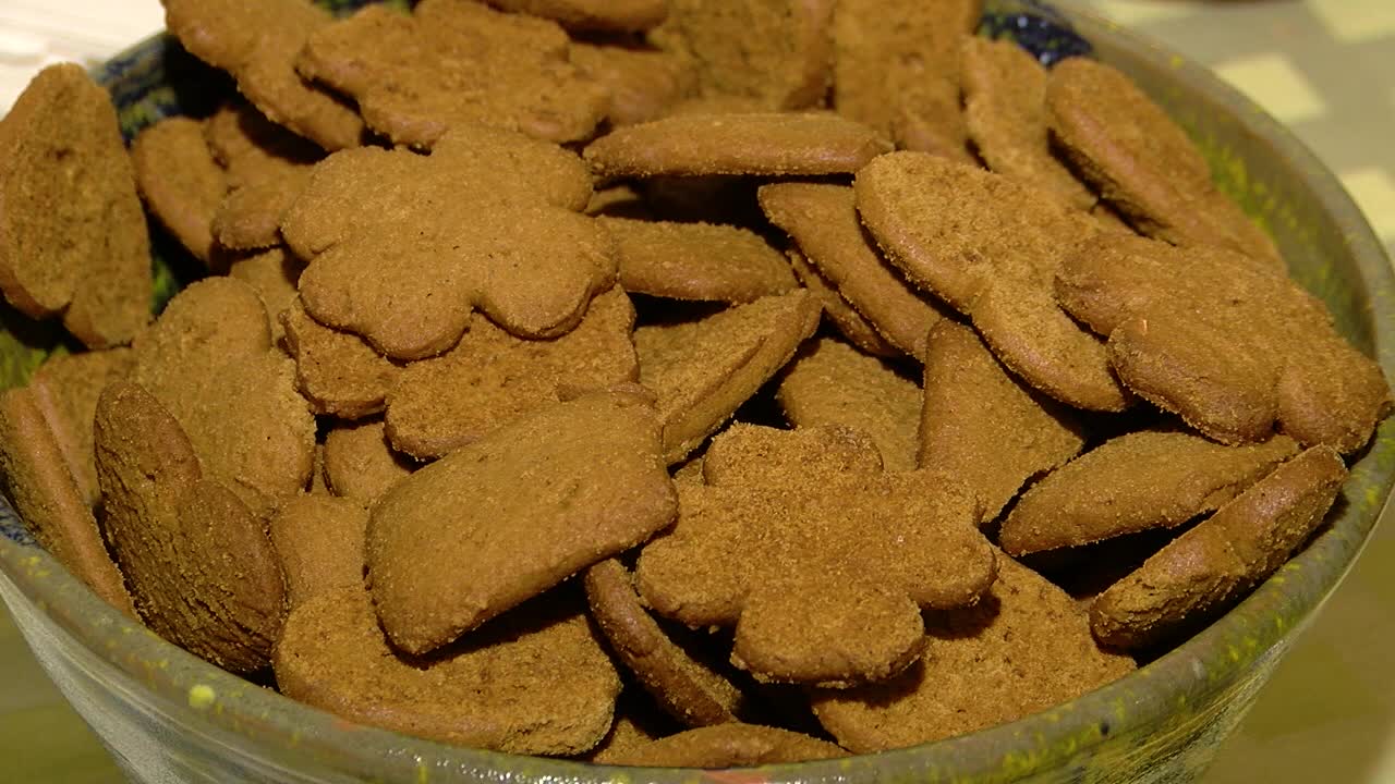 테이블 위의 큰 그릇에 놓인 진저브레드