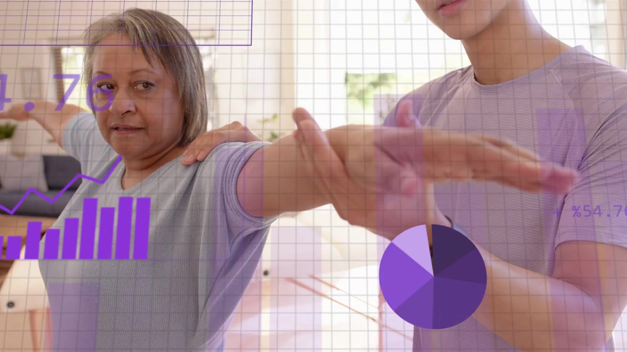 Mujer mayor con los brazos extendidos; un terapeuta le guía el brazo con la mano mientras gráficos de rehabilitación recopilan datos.