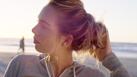 Retrato-De-Una-Hermosa-Chica-En-La-Playa-Al-Atardecer-En-Cámara-Lenta