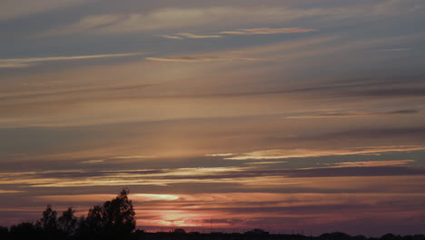 lapso de tiempo de la hermosa puesta de sol escénica con nubes y cielo azul, tiro ancho