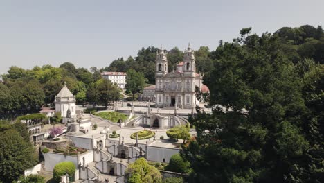 Reveal-shot-of-Sanctuary-of-Bom-Jesus-do-Monte-in-Teñoes,-Portugal