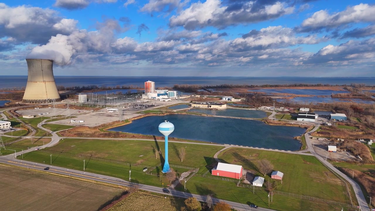 Vista aerea della centrale nucleare Davis-Besse vicino al Lago Erie che rilascia vapore nel cielo.