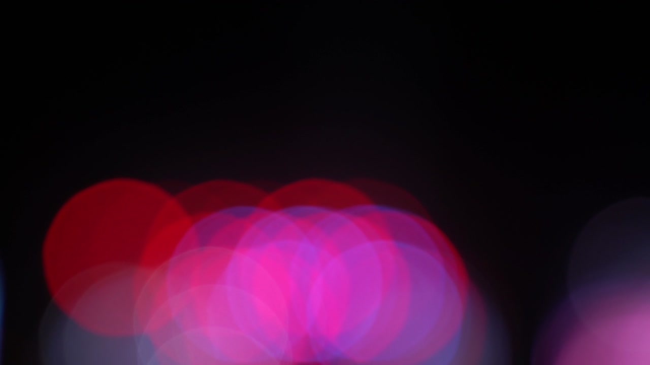 tráfico de bokeh borroso en la carretera por la noche en una gran ciudad,